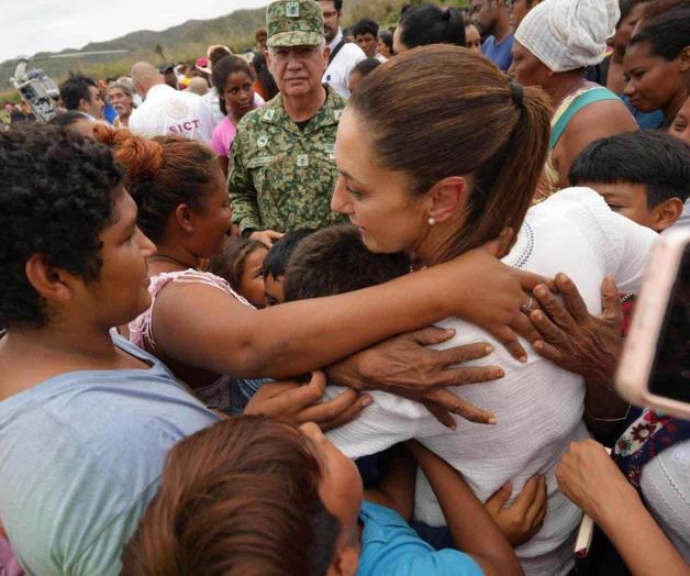 Claudia Sheinbaum recorre zona afectada por hurac&aacute;n Erick en Oaxaca; promete apoyo directo a damnificados