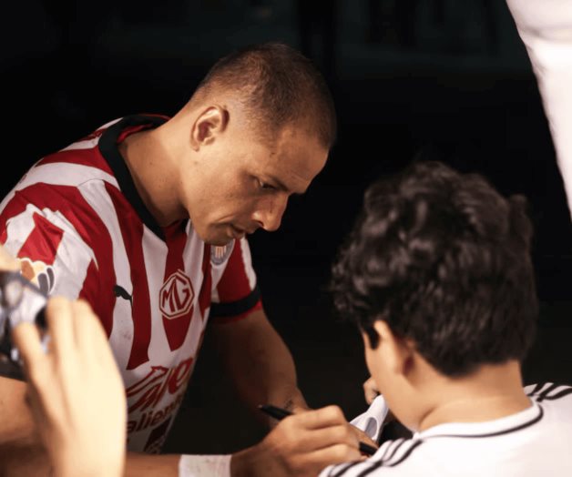 Chicharito Hern&aacute;ndez sufre un duro golpe en partido amistoso contra Atlante