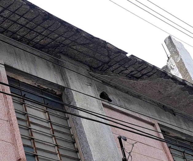 Advierten de techo que cae a pedazos Advierten de techo que cae a pedazos