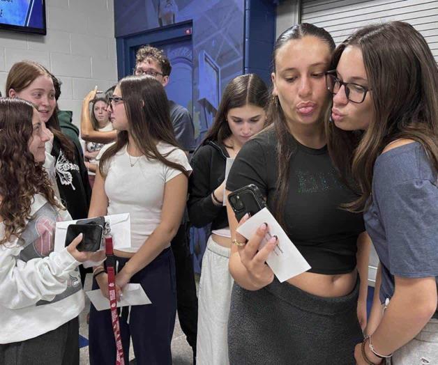 Quince pares de gemelos se grad&uacute;an de escuela secundaria en Nueva York