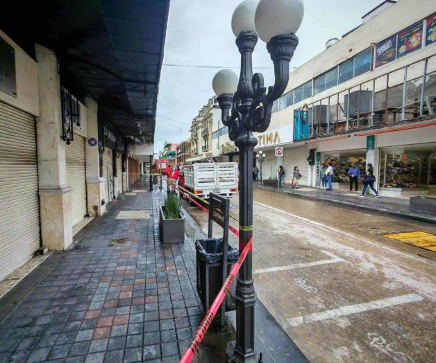 Colapsa alero de edificio sin que provoque heridos Colapsa alero de edificio sin que provoque heridos