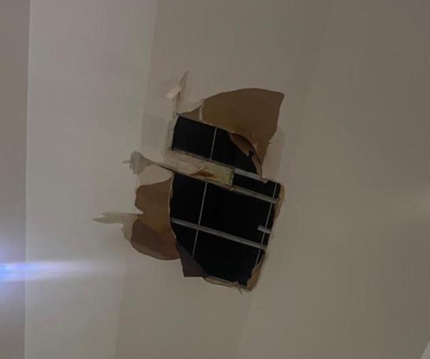 Sufre grietas techo de centro comercial