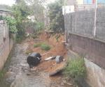 Deslave de canal casi derrumba cinco casas