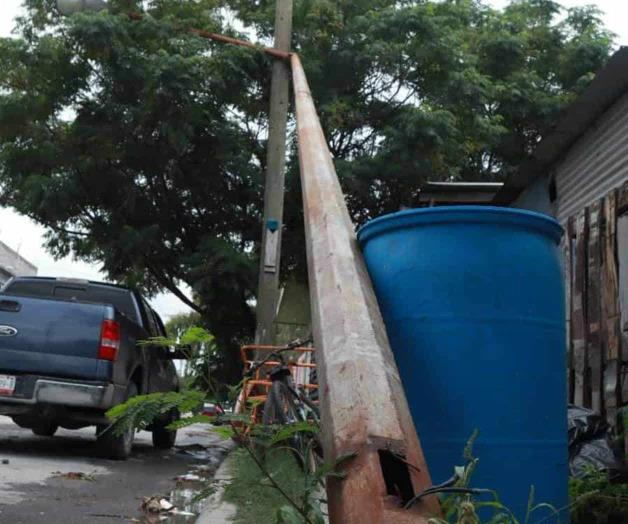 Amenaza con caer sobre los vehículos