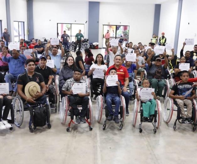 Dona el DIF 27 sillas de ruedas