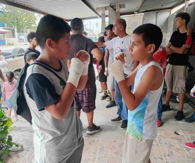 Afinan boxeadores técnica en sparring