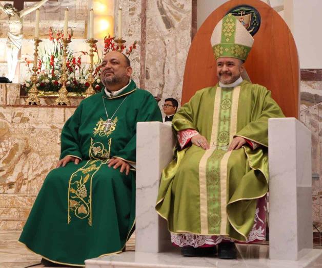 Recibe obispo electo insignias episcopales