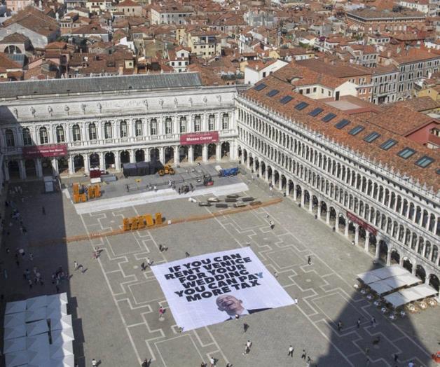 Greenpeace protesta en Venecia contra Bezos con pancarta sobre exenciones fiscales