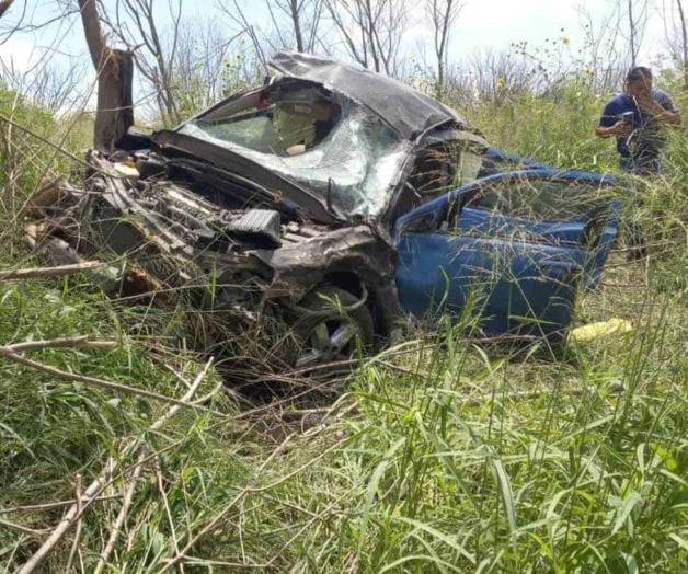 Vuelcan y abandonan autom&oacute;vil