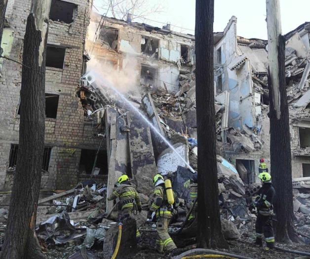 Ataques rusos en Ucrania dejan 14 muertos y Zelenskyy viaja a Reino Unido