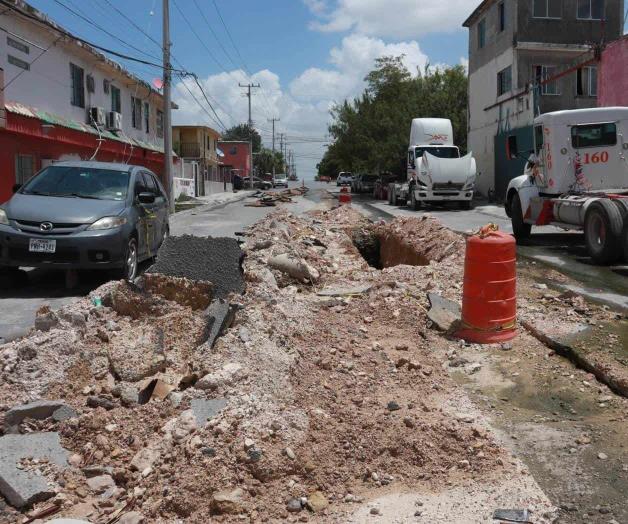 Cierran comercios por fuga de aguas negras
