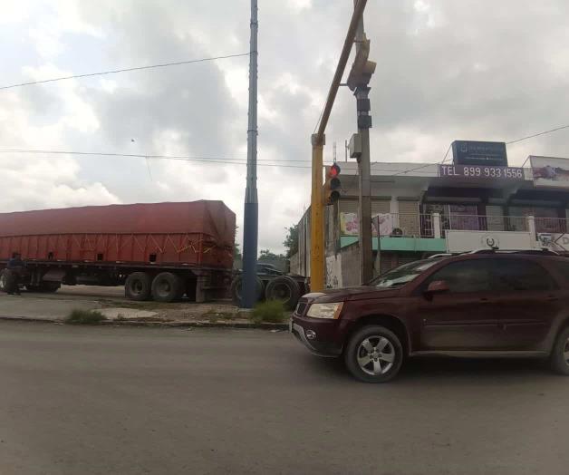 Maniobran camioneros sobre aceras en la Hijos