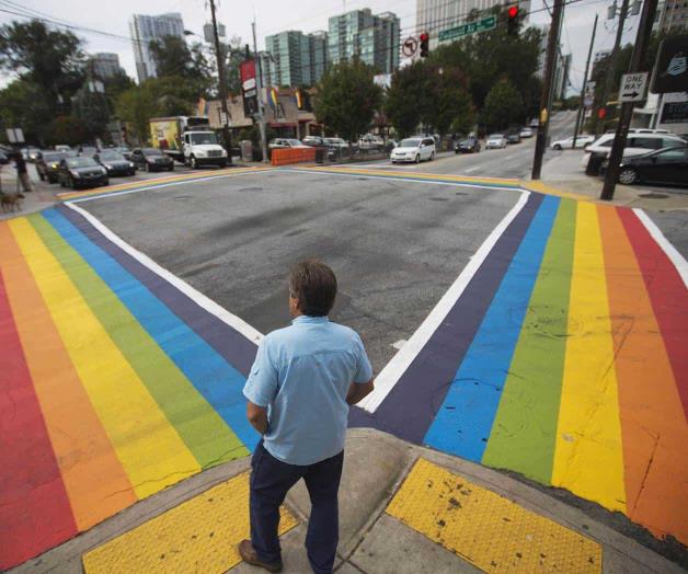 Acusan a 4 de destruir las banderas LGBTQ+