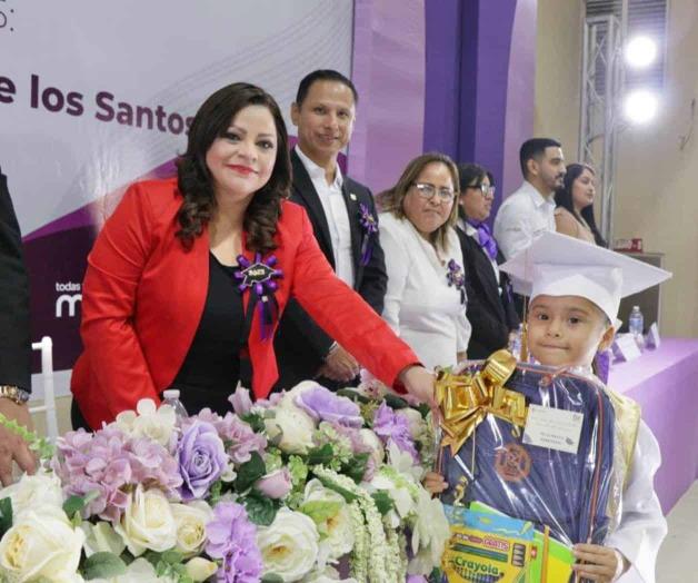 Alcaldesa apadrina generación del CAIC