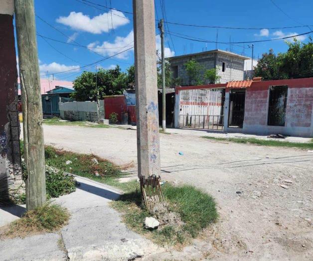 Poste de CFE pone en riesgo a vecinos Poste de CFE pone en riesgo a vecinos