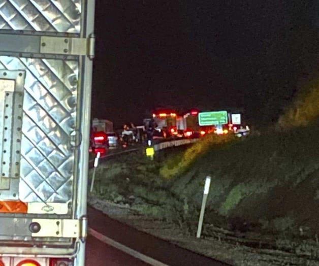 Deslave en autopista deja a miles varados