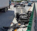 Choca contra tráiler y vuelca su vehículo
