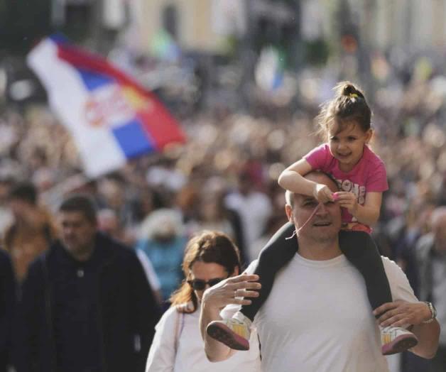 Estudiantes lideran protesta antigubernamental en Belgrado Estudiantes lideran protesta antigubernamental en Belgrado