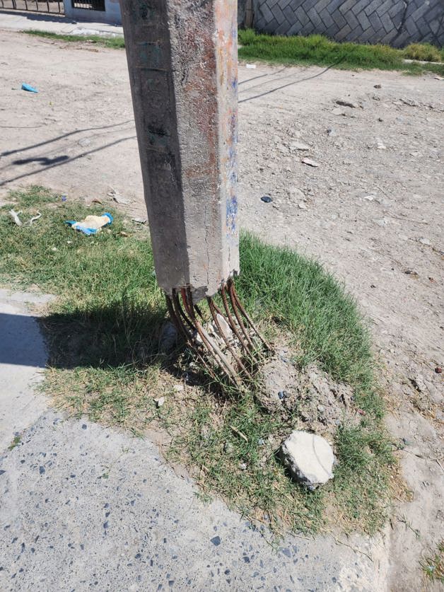 Poste de CFE pone en riesgo a vecinos Poste de CFE pone en riesgo a vecinos