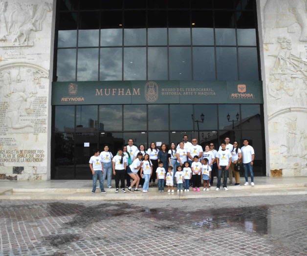 Visitan el museo Visitan el museo