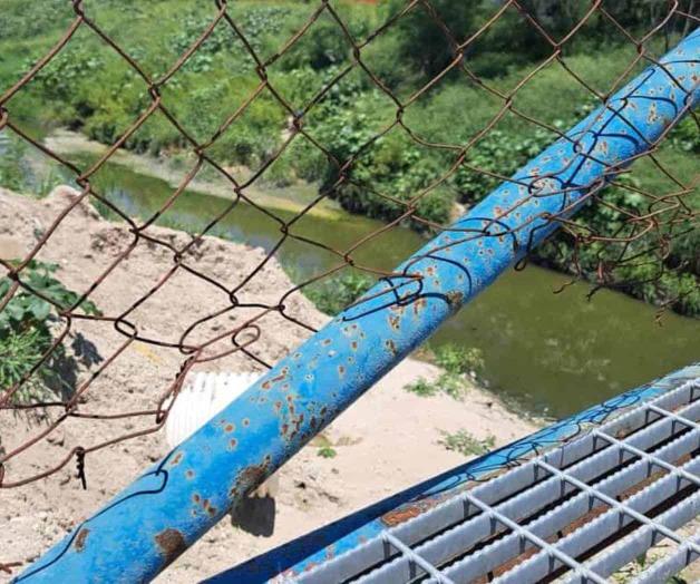Urgen reparar laterales de un puente peatonal Urgen reparar laterales de un puente peatonal