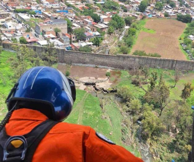 Buscan a acompañante de conductora arrastrada por corriente