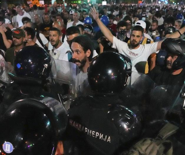 Retiran barricadas y detienen manifestantes en Belgrado