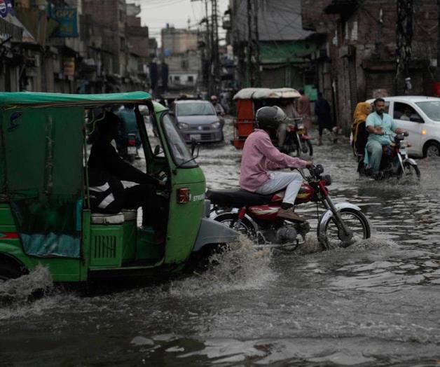 Intensas lluvias en Pakistán dejan 46 muertos y una familia devastada