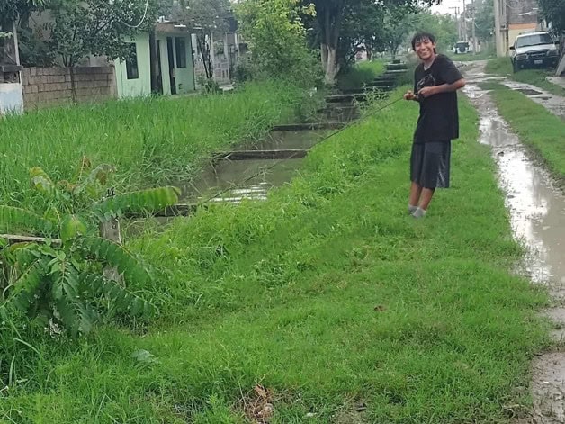 Con lazo en mano, niño de 14 años captura cocodrilo en Madero Con lazo en mano, niño de 14 años captura cocodrilo en Madero