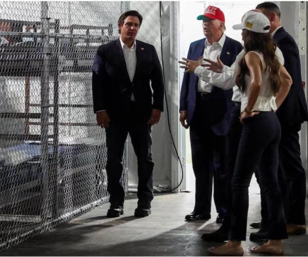 Trump visita Alligator Alcatraz, el centro de detención para migrantes en Florida rodeado de caimanes: "Por si se escapan" Trump visita Alligator Alcatraz, el centro de detención para migrantes en Florida rodeado de caimanes: "Por si se escapan"