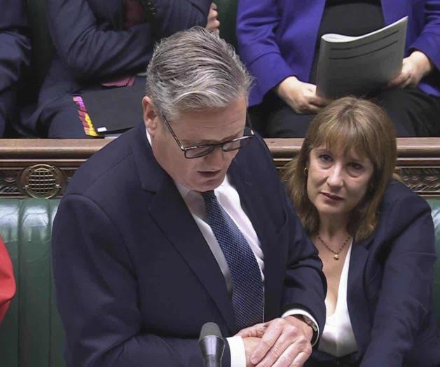 Keir Starmer respalda a Rachel Reeves tras cambios en planes fiscales