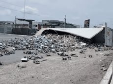 Se registra una volcadura de un trailer en el libramiento del Puente Internacional Pharr-Reynosa.