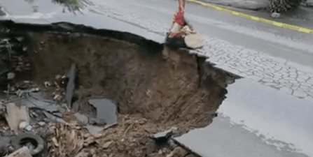 El socavón ubicado en la lateral Anzaldúas, de la colonia Ferrocarril Oriente, presentó un notable crecimiento el pasado 20 de mayo tras una ligera lluvia que azotó el municipio.