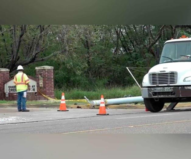 Muere conductora al estrellarse en poste Muere conductora al estrellarse en poste