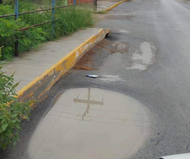 Se hunde pavimento en puente vehicular Se hunde pavimento en puente vehicular