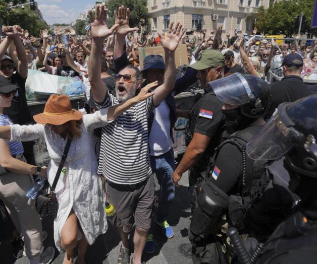 Persiste oposici&oacute;n en Serbia: 79 manifestantes detenidos