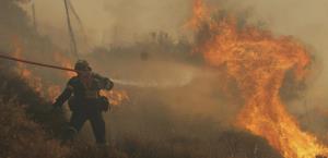 Bomberos luchan por contener incendios en Grecia y Turquía