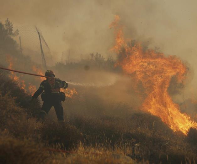 Bomberos luchan por contener incendios en Grecia y Turqu&iacute;a