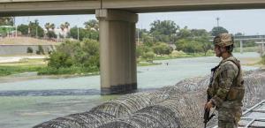 Construirán más barreras fluviales en el río Grande