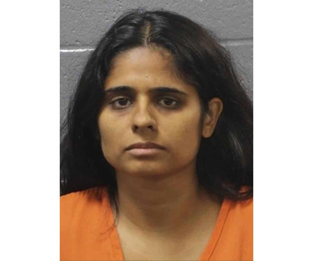 Acusan a m&eacute;dica de Oklahoma de matar a su hija