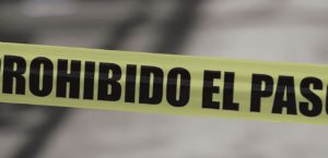 Encuentran a hombre colgado de puente en Morelos