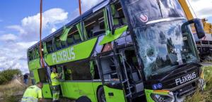 Rescate de víctimas tras accidente de autobús en Alemania
