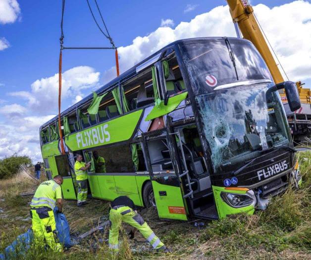 Rescate de víctimas tras accidente de autobús en Alemania Rescate de víctimas tras accidente de autobús en Alemania