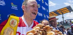 Miki Sudo y Patrick Bertoletti destacan en competencia de hot dogs del 4 de julio