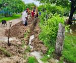 Vecinos desfogan agua estancada