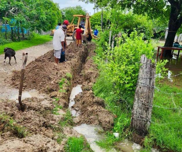 Vecinos desfogan agua estancada Vecinos desfogan agua estancada