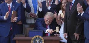 Trump promulga ley de recortes fiscales y gasto público en celebración del 4 de julio