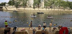 Parisinos se lanzan al río Sena en histórico chapuzón