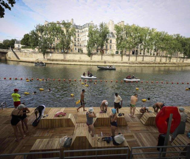 Parisinos se lanzan al r&iacute;o Sena en hist&oacute;rico chapuz&oacute;n