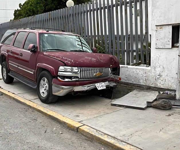 Abandona camioneta tras accidente Abandona camioneta tras accidente